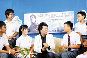 郎朗接受東華三院呂潤財紀念中學的校園電視台記者訪問。