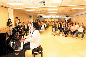 郎朗即席為東華三院方樹泉護理安老院的長者及同工表演非凡卓越的琴技。