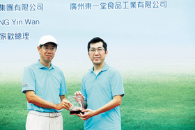 梁定宇主席(右)致送紀念品予主禮嘉賓香港海關關長袁銘輝太平紳士,以感謝他抽空蒞臨主禮。