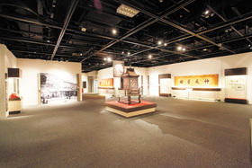 《香江有情:東華三院與華人社會》展覽展出東華的重要收藏,包括文武廟神輿及「神威普佑」牌匾。
