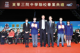 香港中文大學校長沈祖堯教授SBS（左三）頒發畢業證書予畢業學生代表。