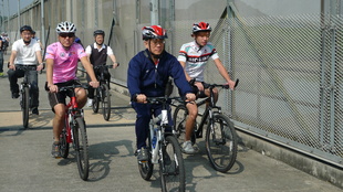 曾蔭權特首自小是單車迷,是次得以重拾單車樂趣。本院梁定宇主席(左)同樣熱中於這項運動。