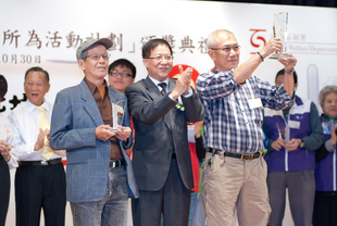 東華三院王澤森長者地區中心義工代表領獎。