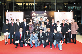 董事局成員於《東風破》首映禮上與一眾導演及演員合照。
