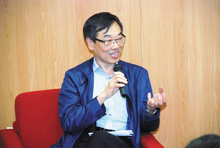 周德豐先生在「名人會客室」中,勸勉同學遇到挑戰時要自強不息。