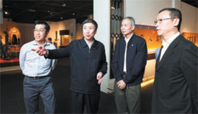中央統戰部副部長暨中華海外聯誼會副會長黃躍金先生(左二)對展品印象深刻。