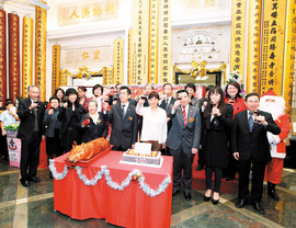 梁定宇主席(前排左五)聯同董事局成員及高級職員向各位嘉賓及員工祝酒,共賀佳節。