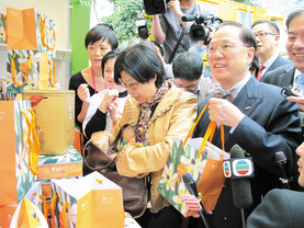 工展會開幕當天,曾蔭權特首及夫人專程到東華三院的攤位選購iBakery的節日曲奇。