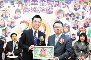 梁定宇主席(左)於東華三院高德根紀念幼稚園三十周年校慶典禮上致送紀念品予教育局首席教育主任任衞沛先生。