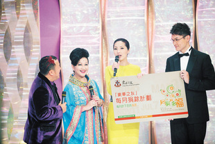 「東華之友」每月捐款計劃2010星級榮譽大使楊千嬅小姐親臨「歡樂滿東華」現場,呼籲善長支持東華三院每月捐款計劃。
