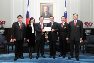 梁定宇主席(左三)向馬英九總統(右三)送贈記錄了東華三院發展慈善事業和服務社會工作的《東華三院檔案資料彙編》及東華三院140周年歷史書冊《善與人同》。