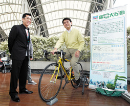 邱騰華局長對人力踏單車發電的原理深感興趣。