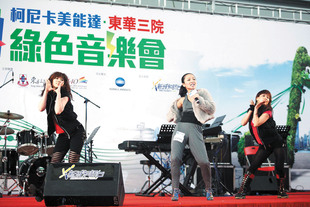 呂方、陳奐仁、鄭融、RubberBand等新生力量歌手落力演出，看得觀眾如癡如醉。