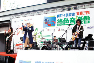 呂方、陳奐仁、鄭融、RubberBand等新生力量歌手落力演出，看得觀眾如癡如醉。