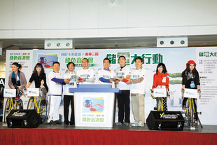 嘉賓與胡琳(右二)及Hotcha成員(右一、左一及二)主持儲電大行動開展儀式。