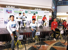 參加儲電大行動的企業及團隊以原地踏單車落力為音樂會發電,推廣節約用電的訊息。