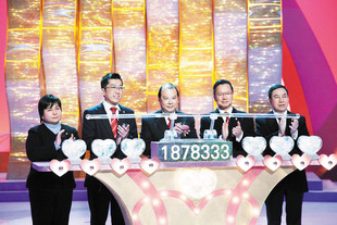 梁定宇主席(左二)聯同主禮嘉賓勞工及福利局局長張建宗GBS太平紳士(中)、籌委會主席黃烱強總理(右二)、籌委會委員何超蕸總理(左一)及李國華總理主持開幕儀式。