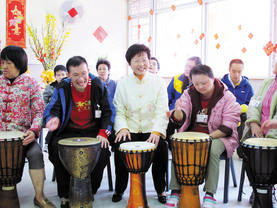 林鄭月娥局長（右二）與院友一同演奏鼓樂，同慶新春。