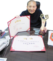 黎燦先生熱心公益,為他贏得多個慈善之星的稱號及獎項,去年更榮膺《2010南方.華人慈善盛典》十大慈善人物的美譽。