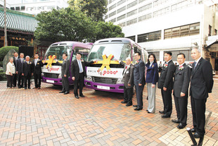 於3月14日的典禮上,食物及衞生局局長周一嶽醫生GBS太平紳士(左六)、衞生署署長林秉恩醫生太平紳士(左七)及中醫藥管理委員會主席范佐浩先生BBS太平紳士(左四)、梁定宇主席(左五)及服務贊助人鳳凰慈善基金會李鋈麟博士(右五)為中醫流動診所主持剪綵儀式。