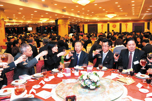 董事局成員、國家民政部官員與高級職員互相祝酒。