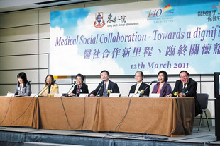 (左起)東華三院安老服務部(圓滿人生服務)霍瑞賢服務經理、香港大學行為健康教研中心總監陳麗雲教授、東華三院賽馬會復康中心簡佩霞院長、醫院管理局港島西醫院聯網統籌專員(社區醫護服務)陳漢威醫生、葛量洪醫院紓緩醫學部沈茂光顧問醫生、香港大學法律系廖雅慈副教授及香港大學病理學系臨床副教授馬宣立醫生,在「醫社合作新里程、臨終關懷耀晚晴」研討會上,與業界分享「東華三院晚情服務試驗計劃」的成效。