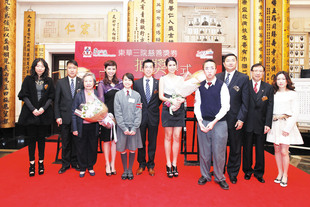 梁定宇主席（左六）、香港小姐張秀文小姐（左四）與莊思明小姐（右五）、董事局成員及嘉賓於慈善獎券攪珠抽獎後合照。