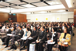 研討會座無虛席，四百多名參加者專注地聆聽台上嘉賓的講解。