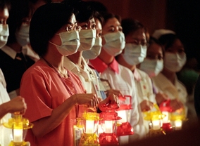 沙士肆虐香港期間，醫護人員都恪守崗位，積極共抗病毒的侵襲。（照片由星島出版提供。）
