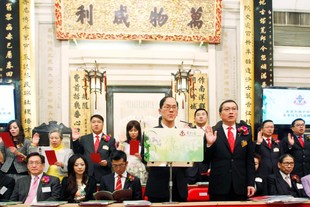 張佐華主席(前排右)聯同董事局成員在民政事務局曾德成局長(前排左)監誓下宣誓就職。