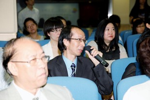 東華三院中醫師與中國針灸學會人員在針灸應用培訓班暨座談會中互相交流。
