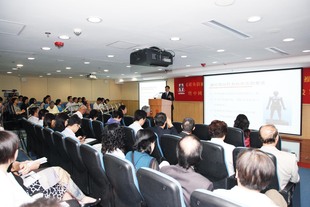 東華三院中醫師與中國針灸學會人員在針灸應用培訓班暨座談會中互相交流。