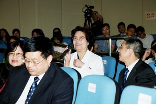 東華三院中醫師與中國針灸學會人員在針灸應用培訓班暨座談會中互相交流。