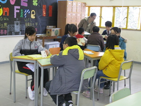 東華三院黃鳳翎中學推行「親子識字特攻隊」的活動情況。