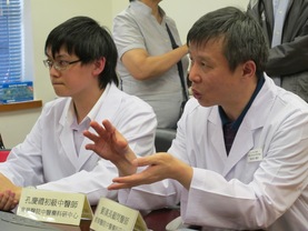 劉漢長醫師（右）詳細講解中醫治療濕疹的成效。