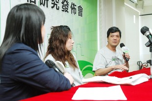 成功戒煙人士陳女士（中）表示四歲兒子的支持是其成功戒煙的動力，而劉先生則在踏進戒煙中心的第一步時已決志戒除三十多年的煙癮。