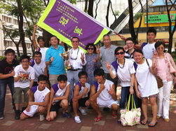 張佐華主席（手持獎盃者）與東華三院馮黃鳳亭中學少年警訊龍舟隊成員一同領取冠軍獎盃。