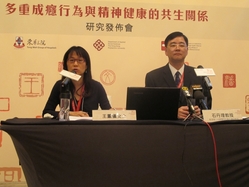 香港理工大學應用社會科學系石丹理教授（右）與本院社服主任王鳳儀女士於發佈會上。