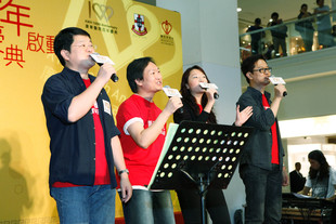 廣華醫院醫護人員組成的樂隊BandOne獻唱為醫院百年慶典創作的主題曲《一起》。