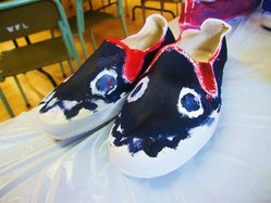 學童的彩繪布鞋製成品。