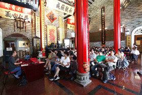 上百名參加者細心聆聽資深香港歷史研究者高添強先生的講解。