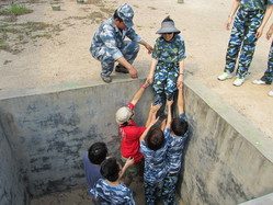 年青人在黃埔軍校受訓期間，師友曾到校探訪，與他們一起跨越重重的挑戰。