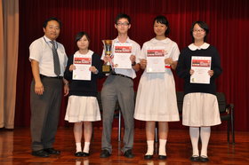 東華三院呂潤財紀念中學其中四位參賽同學領取獎狀。