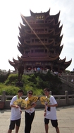 同學參觀位於武漢市的江南三大名樓之一黃鶴樓。