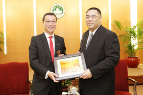 張佐華主席（左）致送紀念品予澳門特別行政區崔世安行政長官。