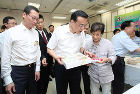 長者學員親自製作以香港特色小食菠蘿包、壽包、珍珠奶茶等為題的黏土立體畫送給副總理。張佐華主席在旁介紹，長者學員所製作的黏土手工，每年都會與其他義工的作品一起為「歡樂滿東華」籌款活動義賣，籌得款項約二百多萬元，對東華服務發展作出的貢獻很大。