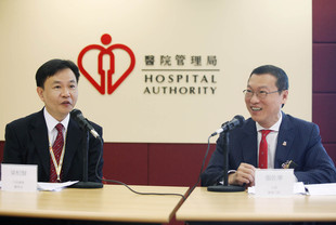 董事局於7月29日及8月2日分別拜會醫院管理局行政總裁梁栢賢醫生太平紳士(上圖)及衞生署署長林秉恩醫生太平紳士，匯報東華醫療衞生服務的最新發展及交流意見。除繼續為市民提供免費醫療服務及致力提升服務素質外，本院將於今年底在何文田設立本院第六間中醫藥科研中心，並正物色地方成立第四間戒煙綜合服務中心。