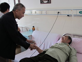 在參觀貴陽中醫醫學院第一附屬醫院時，吳志榮執行總監向住院長者親切慰問。