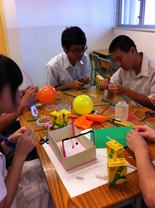 學生運用簡單物料製成手飾盒作籌款義賣品。