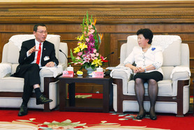 中央統戰部尤蘭田副部長(右)與張佐華主席交流香港及東華三院事務。